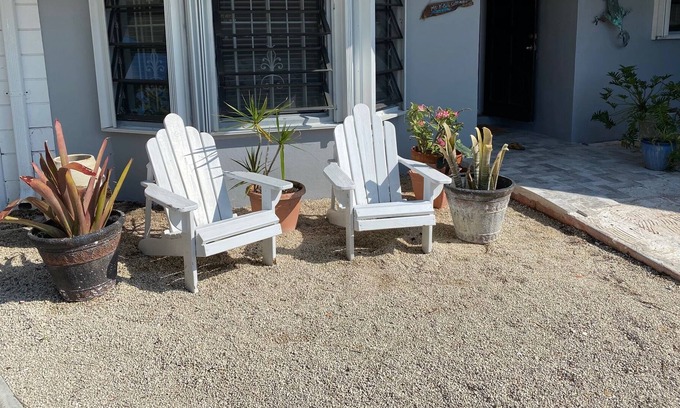 Lucaya Cottage | A quaint 2 bedroom cottage minutes from the beach and Port Lucaya.