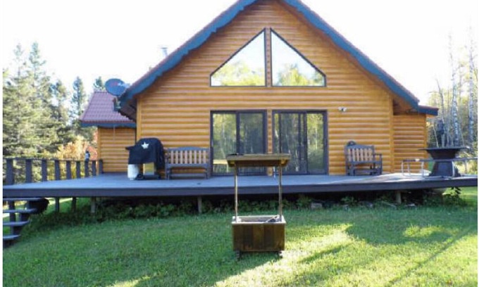 Two Harbors Cabin | Relax and Distance Yourself in a Family-Friendly Retreat