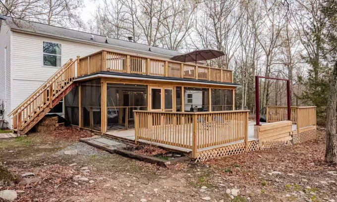 Cresco House | Relaxing Getaway Minutes from Top Attractions & Family Amenities