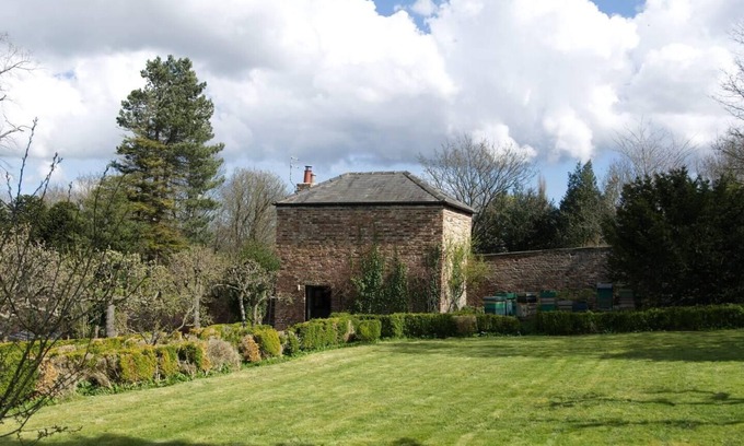 Crawcrook Cottage | Charming Garden Retreat Surrounded by Lush Orchards