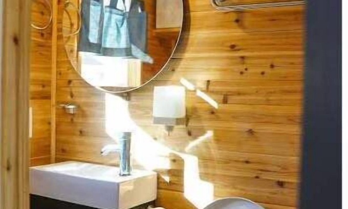 Southbelt/Ellington House | Experience the Ultimate Tiny Home Escape with Spa & Breakfast
