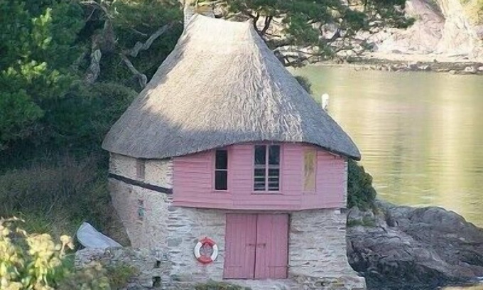 Burgh Island Cabin | Unwind at Bantham: Beachside Retreat with Ocean Views