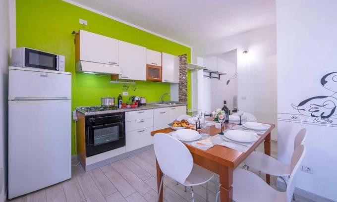 San Benedetto di Lugana Apartment | Tranquil Retreat Near the Lake with Pool and Ocean Views