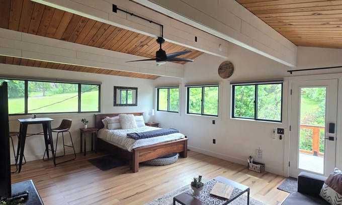 Douglas County House | Serene Studio by Creek & Forest - Pet Friendly Escape