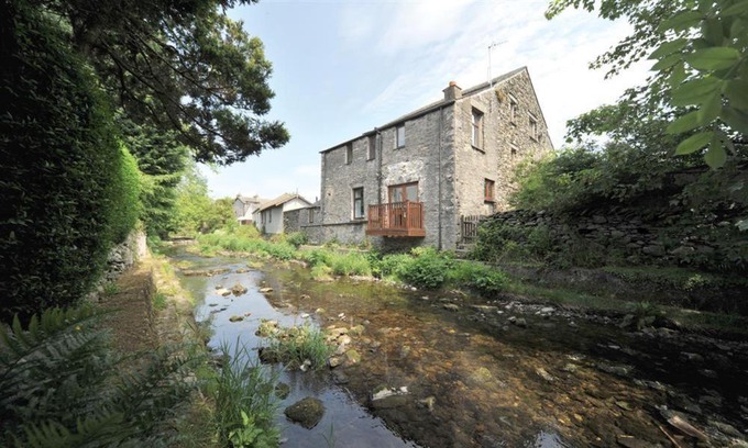 Staveley House | Relaxing Retreat at A River Runs By - 4-Star Family Haven