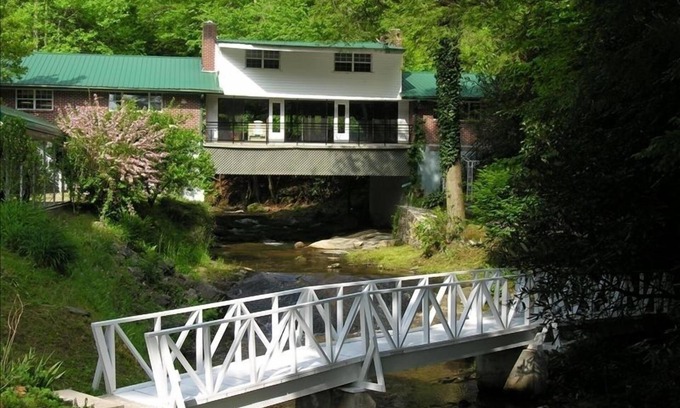 Ellijay Cabin | Experience Tranquility at "A River Runs Through It"