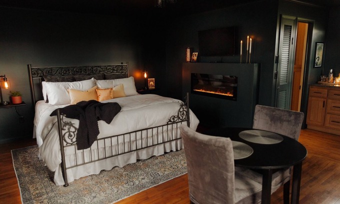 Sulphur Springs Apartment | Romantic Getaway for Shawshank Fans with Breakfast & Kitchen