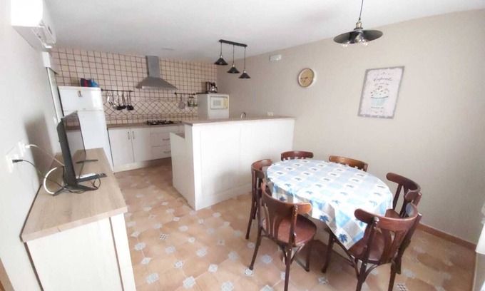 Socuellamos House | Relaxing Rural Retreat with Modern City Amenities