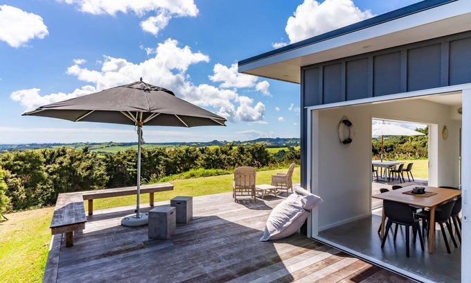 Mangawhai House | Serene Retreat: Modern Holiday Home with Panoramic Views