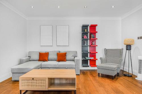 Moffat Apartment | A Scholar's Gallery - Bloomsbury - by Frankie Says