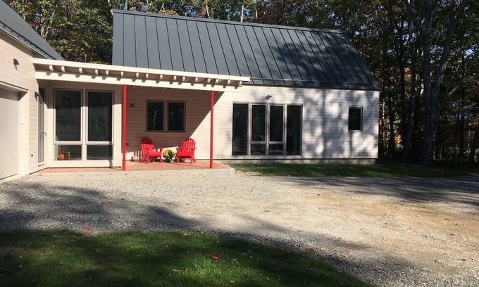 Biddeford Apartment | En-suite Apartment Near UNE with Ocean View & Pool Access