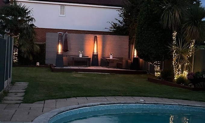 West Molesey Cottage | A serene quiet oasis with 3 separate buildings large garden & heated pool