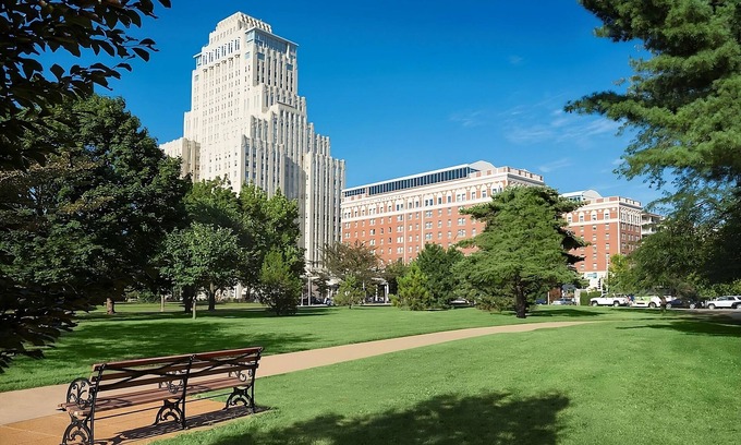 Central West End Hotel | Convenient Stay Near Saint Louis Science Center with Pool
