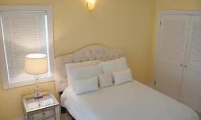 Cotton Ground House | A short drive from Bath Stream & Hot Springs! 4 Big Units w/ Free Parking!