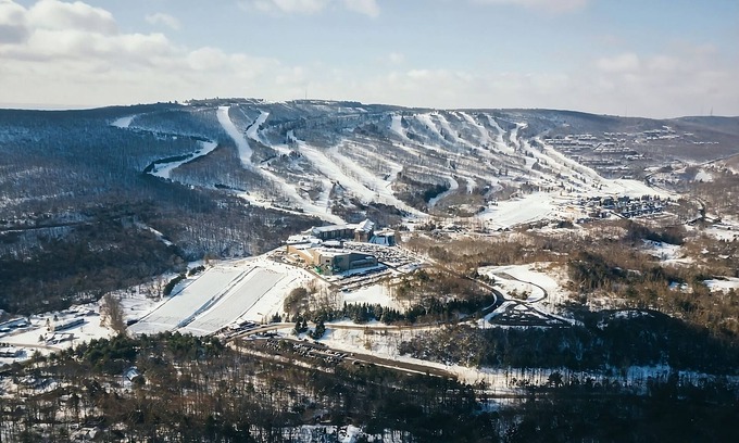 Tannersville Hotel | Ideal Getaway: 2 Queen Suites with Mountain Views!