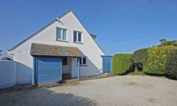 Padstow Cottage | Steps to the Beach: Pet-Friendly Oasis with Ocean Views
