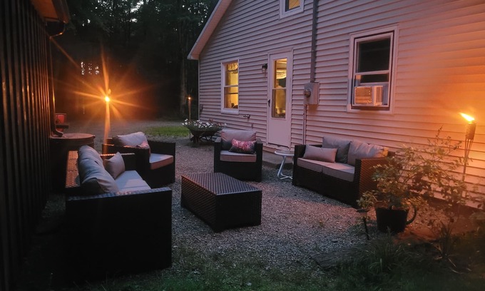 Arcade Cabin | Ideal Cottage Steps from Beach with Ocean Views & Pet-Friendly