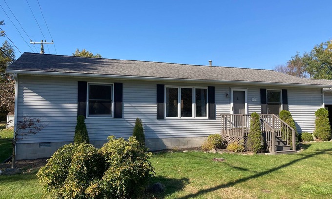 Harsens Island Cottage | Inviting Beach Access Just Steps from North Channel