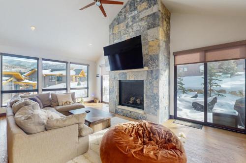 Silverthorne House | Discover A Slice of Silverthorne with Family-Friendly Amenities