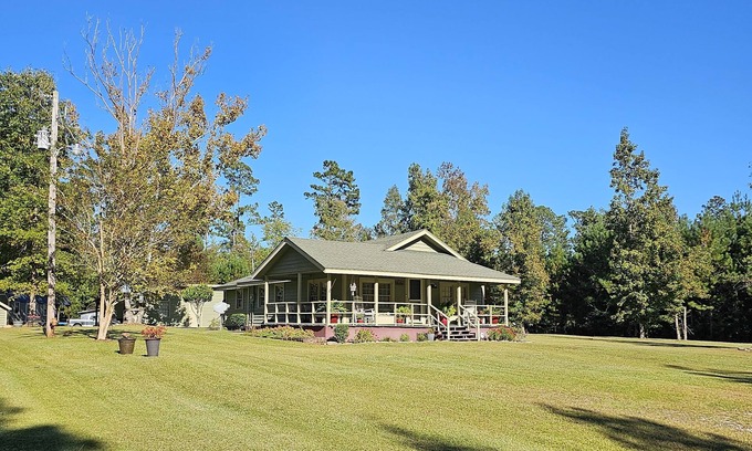 Conway Cottage | Cozy Southern Retreat: Pet Friendly & Oceanfront Views