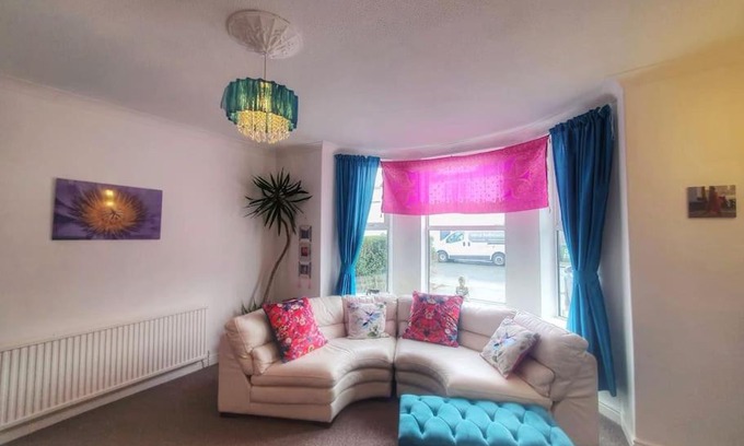 West Kirby Apartment | Charming 1 Bedroom Victorian Apartment - Pet & Child Friendly
