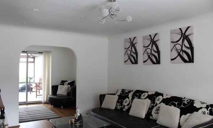 Two Mile Ash House | Modern 4 Bedroom Retreat with Spa and Free Parking