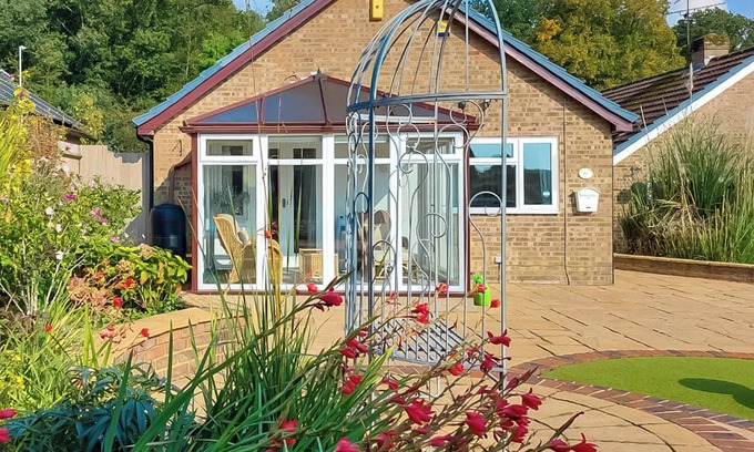 Calcot Cottage | Beautiful Bungalow with Spectacular Berkshire Views