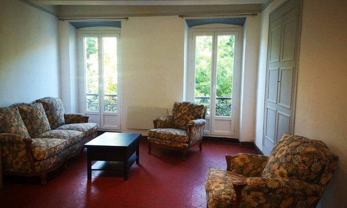 Riez Apartment | Modern Apartment in Riez with Kitchen and Pet-Friendly Perks