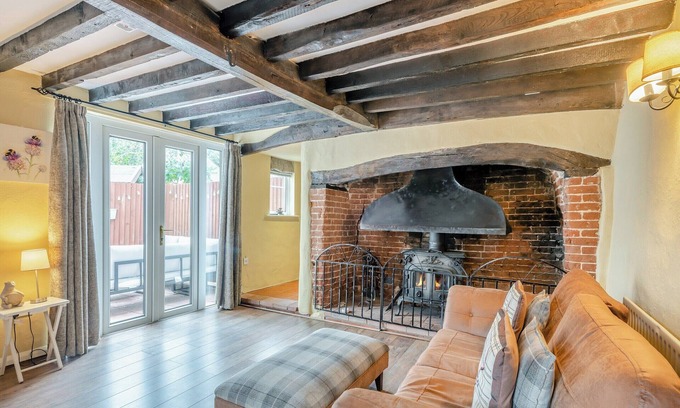Saxthorpe Cottage | Bright Hotel with Lake Views and Cozy Inglenook Fireplace