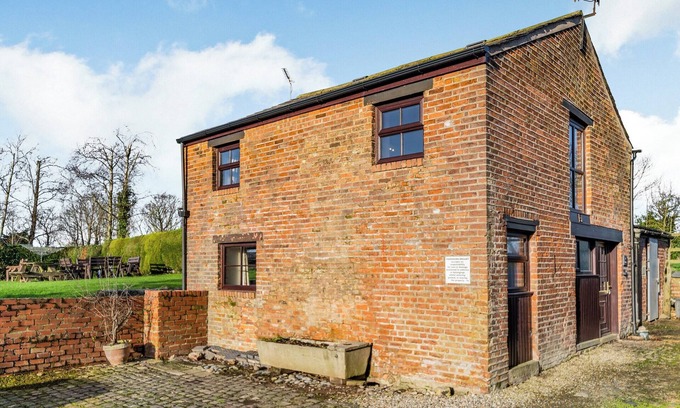 Poulton-le-Fylde Cottage | Oceanfront Cottage with Breathtaking Views & Pet-Friendly Stay