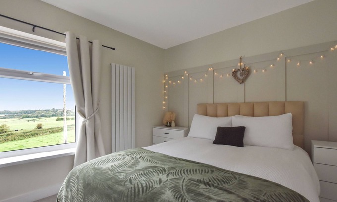 Heywood House | Comfortable Home with Scenic Farmland Views and Breakfast