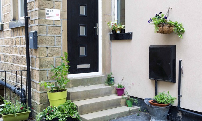 Ainley Top Apartment | Guest Rated 10/10: Cozy One Bedroom Flat with Kitchen