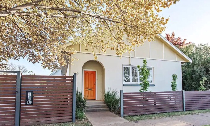 Central Mudgee House | Spacious Retreat with Kitchen, Pet-Friendly and Family Ready