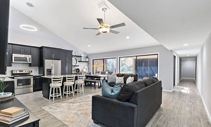 Wolf Pen Creek House | A Starry Night in Aggieland! One mile to Kyle Field