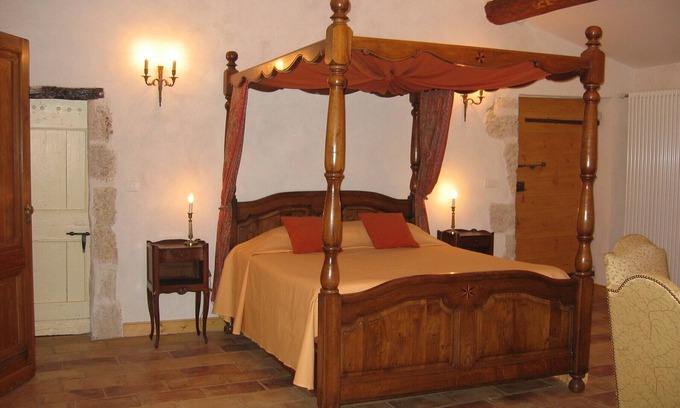 Fabregues Apartment | Discover Comfort at Templar Commandery with Pool & Breakfast