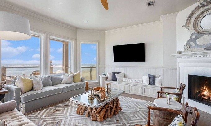 Sands Of Kahala Beach Apartment | Oceanfront Oasis with Indoor Pool & Pet-Friendly Comfort