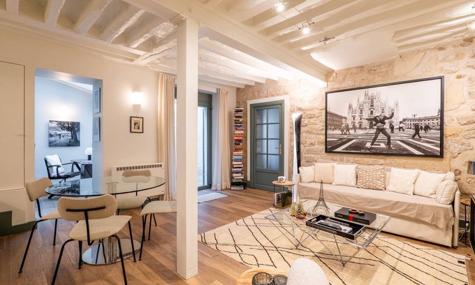 Quartier des Invalides Apartment | Discover A Story in Stone: Family-Friendly with Spa & Kitchen