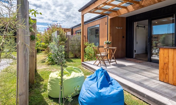 Pohara Cabin | Bright Oceanfront Cabin Steps from the Beach – Rated 8.8/10