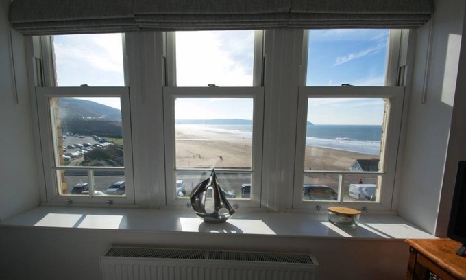 Mortehoe Apartment | Cozy 3-Bedroom Apartment with Ocean Views Near the Beach