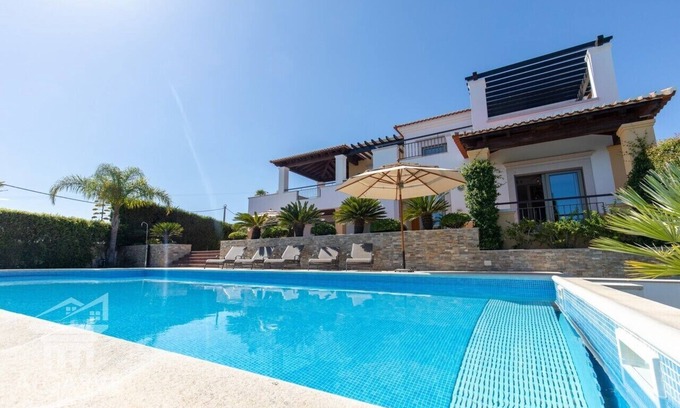 Albardeira Villa | Elegant 3 Bedroom Villa with Pool and Spa, Rated 9.2/10