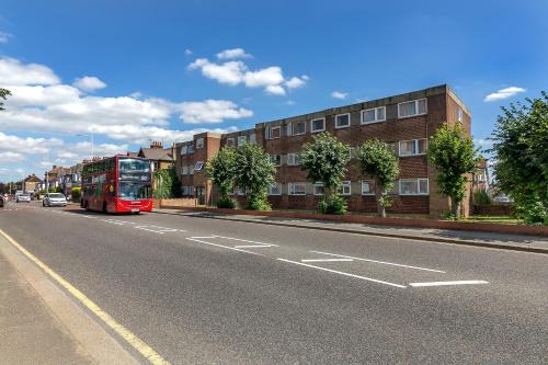 Redbridge Apartment | Family-Friendly Flat in Gants Hill, London Awaits You