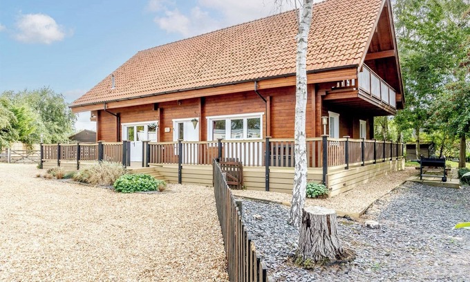 Pentney Cottage | Relaxing Four-Bed Lodge with Lake Views and Pet-Friendly Amenities