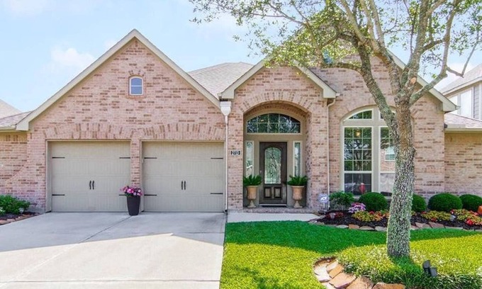 Houston House | Inviting Home in Pearland, Texas with Pool and High Ratings!