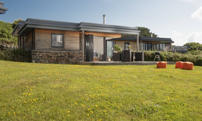 St. Agnes House | Eco-Friendly Two Bedroom Retreat with Countryside Views