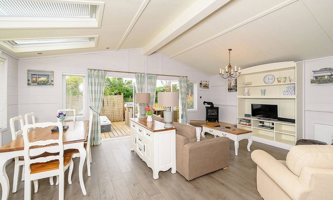 Honiton Ski Chalet | Stylish Lodge with Spa, Hot Tub & Family-Friendly Amenities