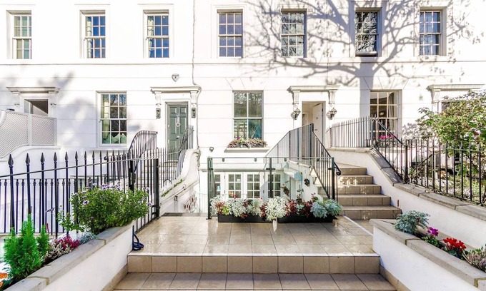 Brompton & Hans Town House | Bright & Inviting 3 Bedroom Condo Near Museums and Dining