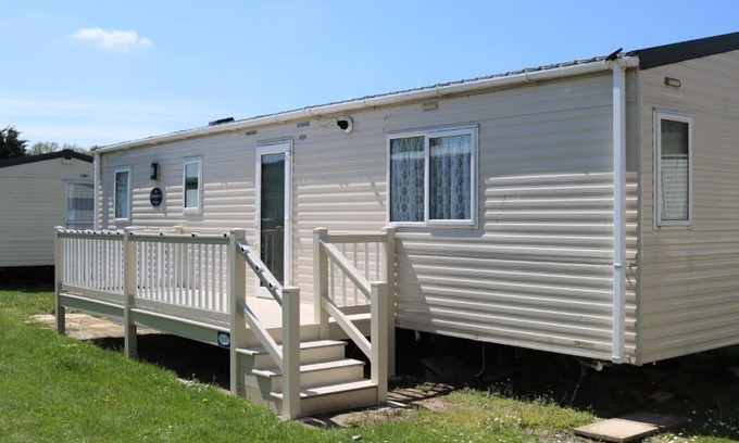 Dymchurch Apartment | Relax at Seascape: A Family-Friendly Sunshine Haven