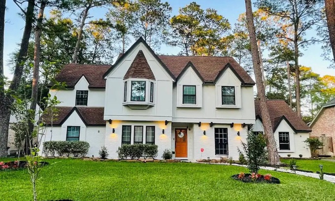 Klein House | Experience Comfort with Spa & Family-Friendly Amenities