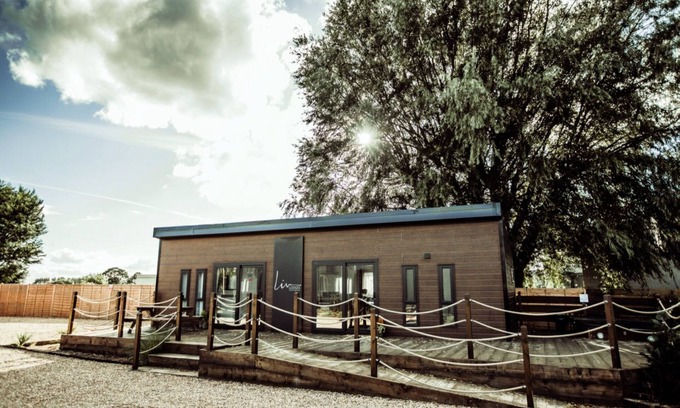 Barmston Cottage | Comfortable Lodge for 6 with Spa and Hot Tub Amenities