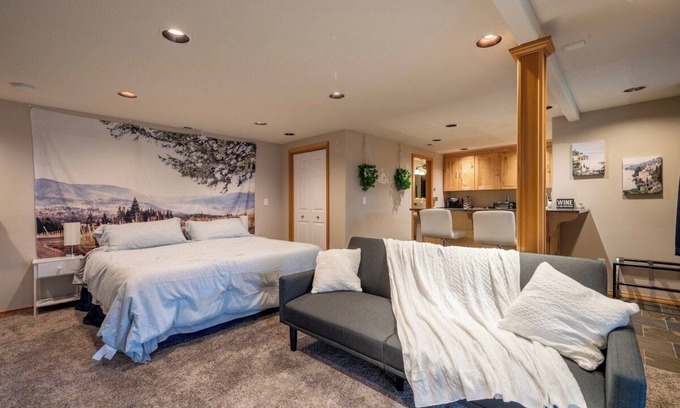 Dundee House | A Taste of Dundee: Enjoy Hot Tub & Fire Pit Retreat